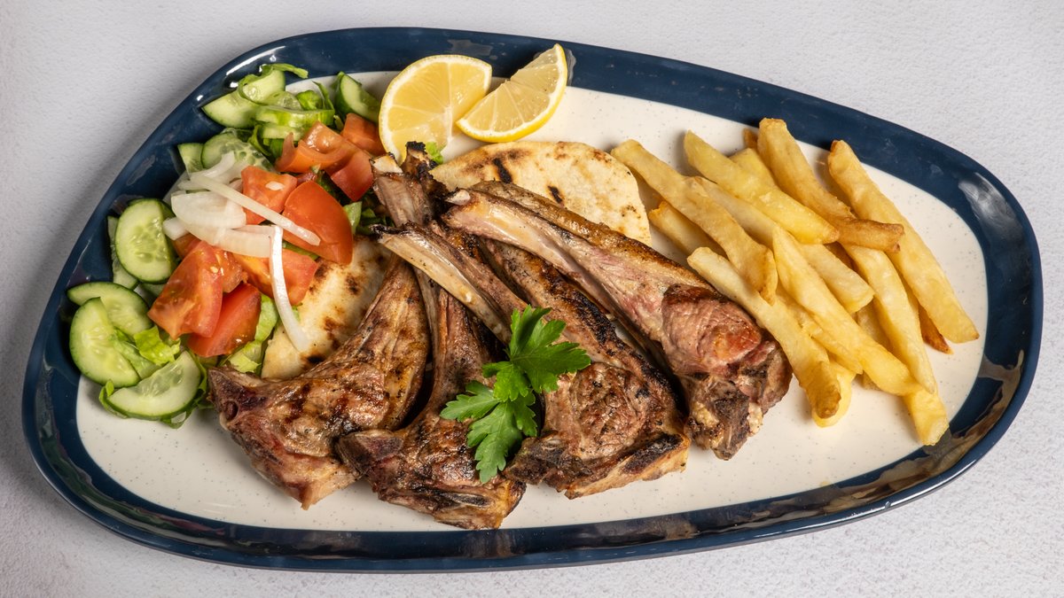 Grilled lamb chops with salad and chips